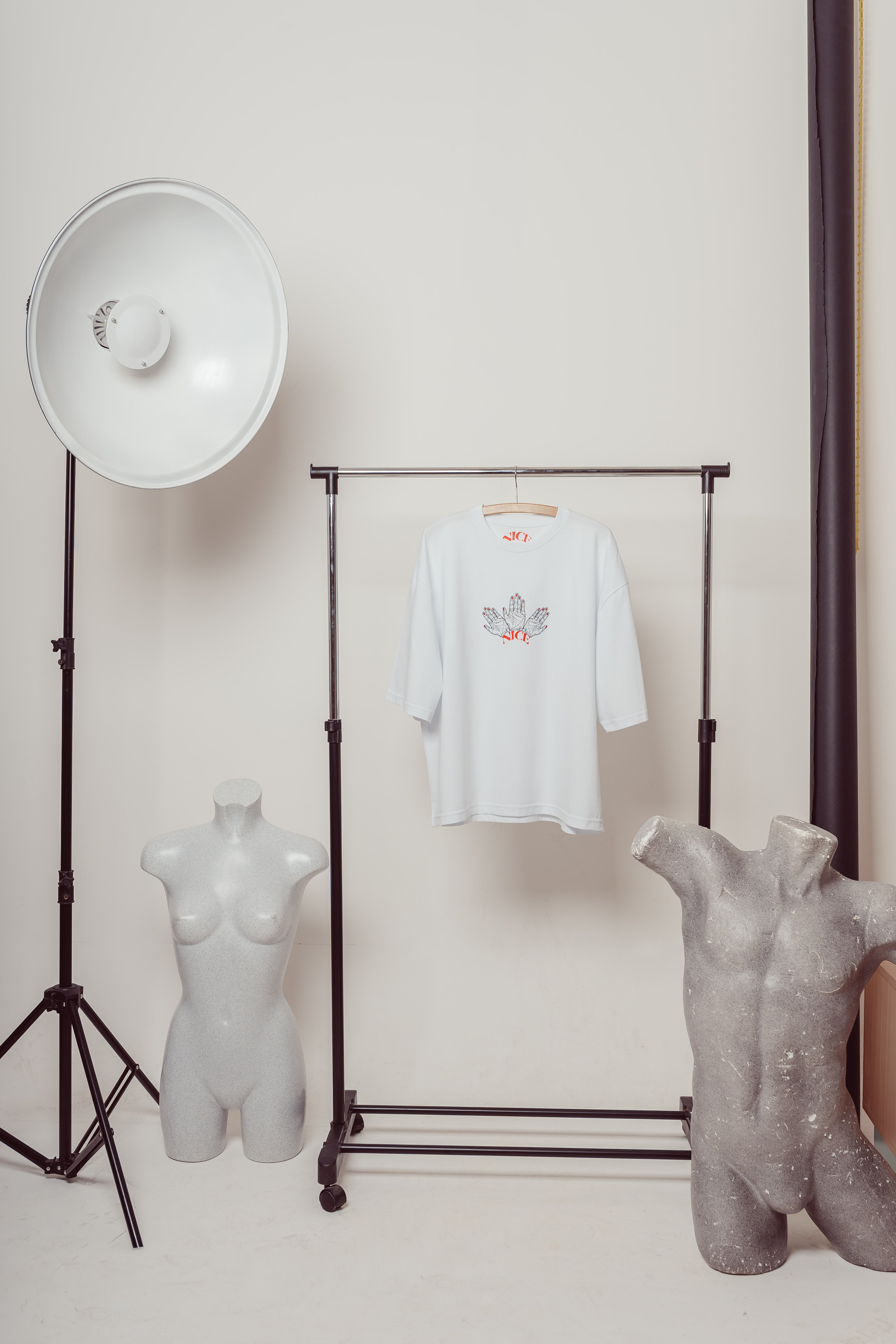 NICE "THE FUTURE IS IN YOUR HANDS" T-SHIRT BOXY FIT AMERICAN