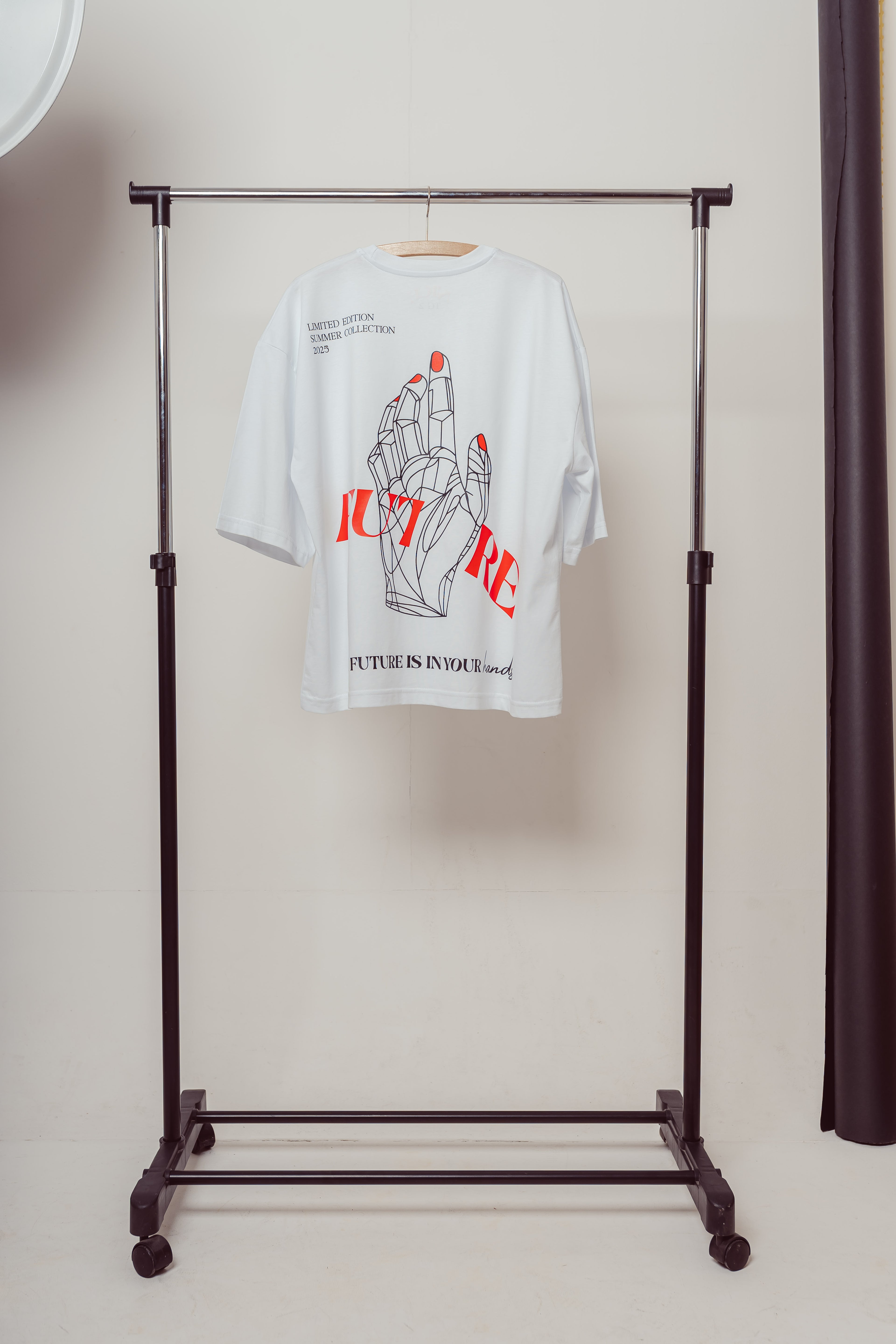 NICE "THE FUTURE IS IN YOUR HANDS" T-SHIRT BOXY FIT AMERICAN